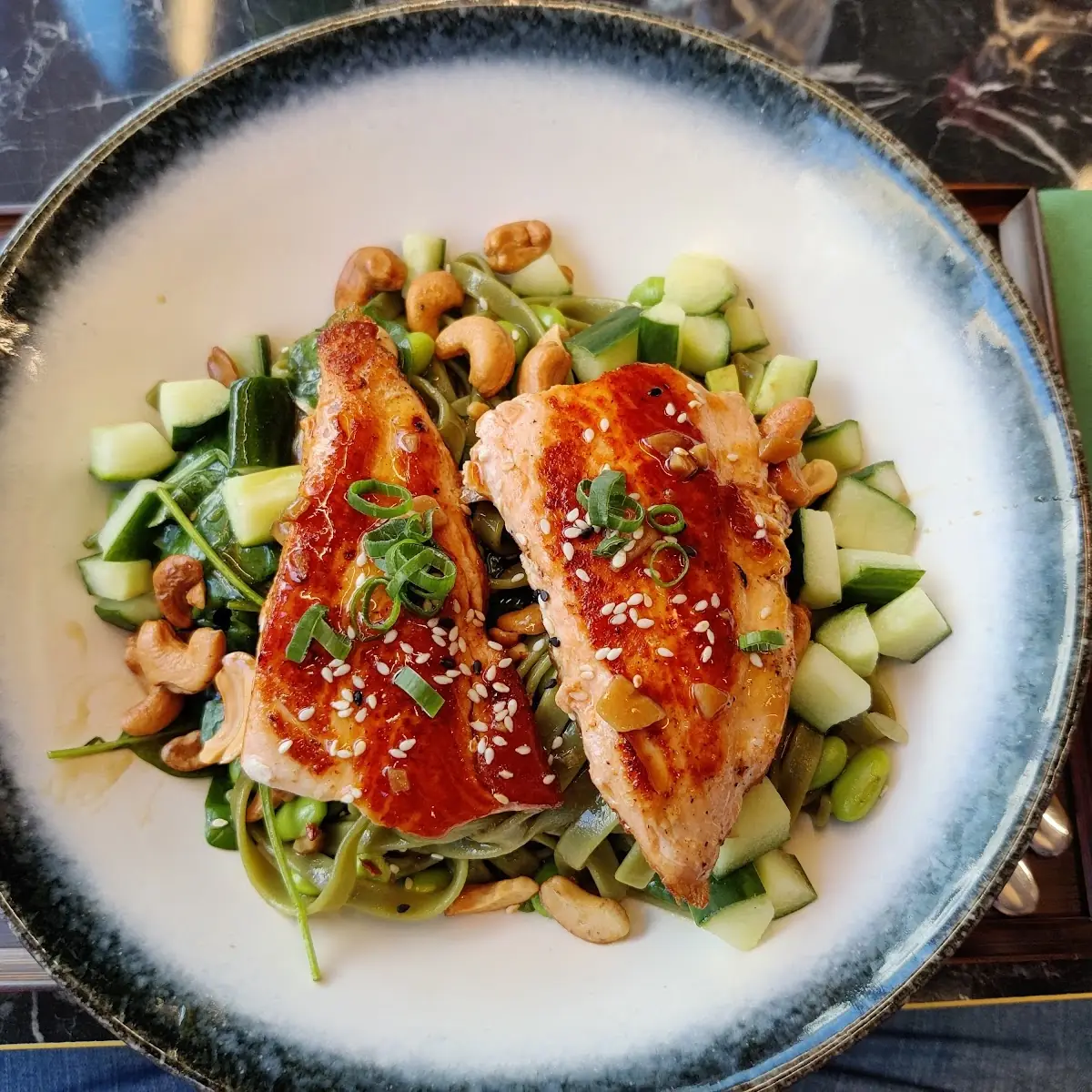 Selbst Zusammengestelle Bowl Mit Tagliatelle Und Lachs