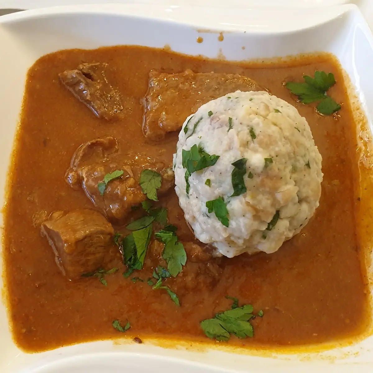 Rindsgulasch Mit Semmelknödel