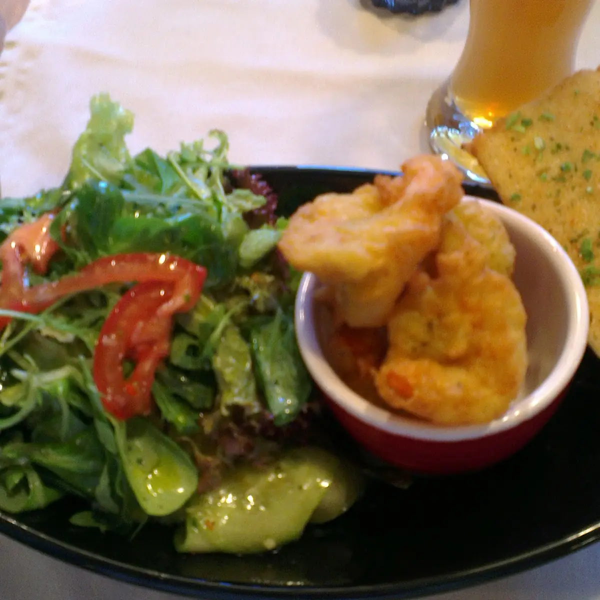 Frittierte Scampi Mit Knoblauchbrot Und Salat