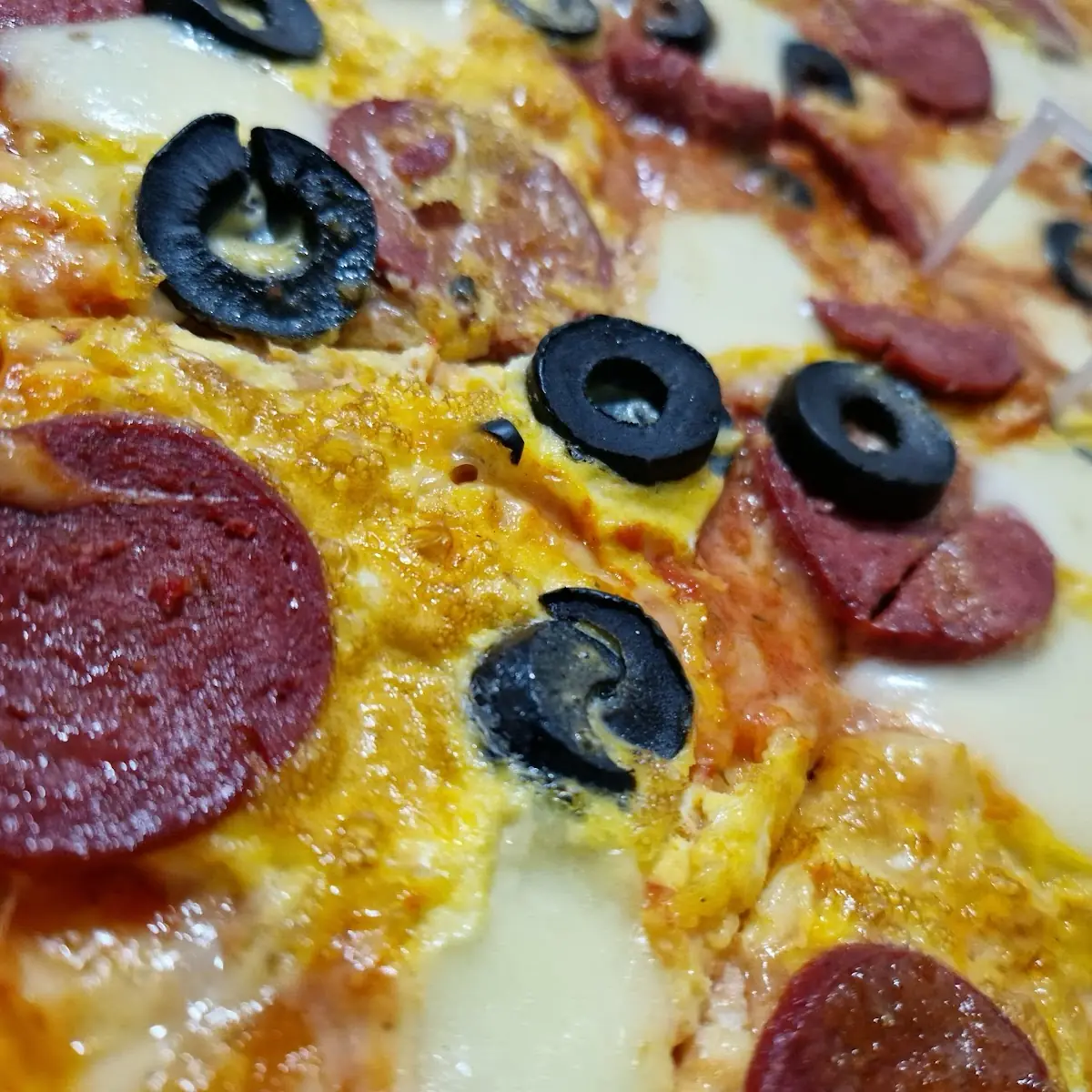 Sucuk Pizza Mit Mozzarella Oliven Ei