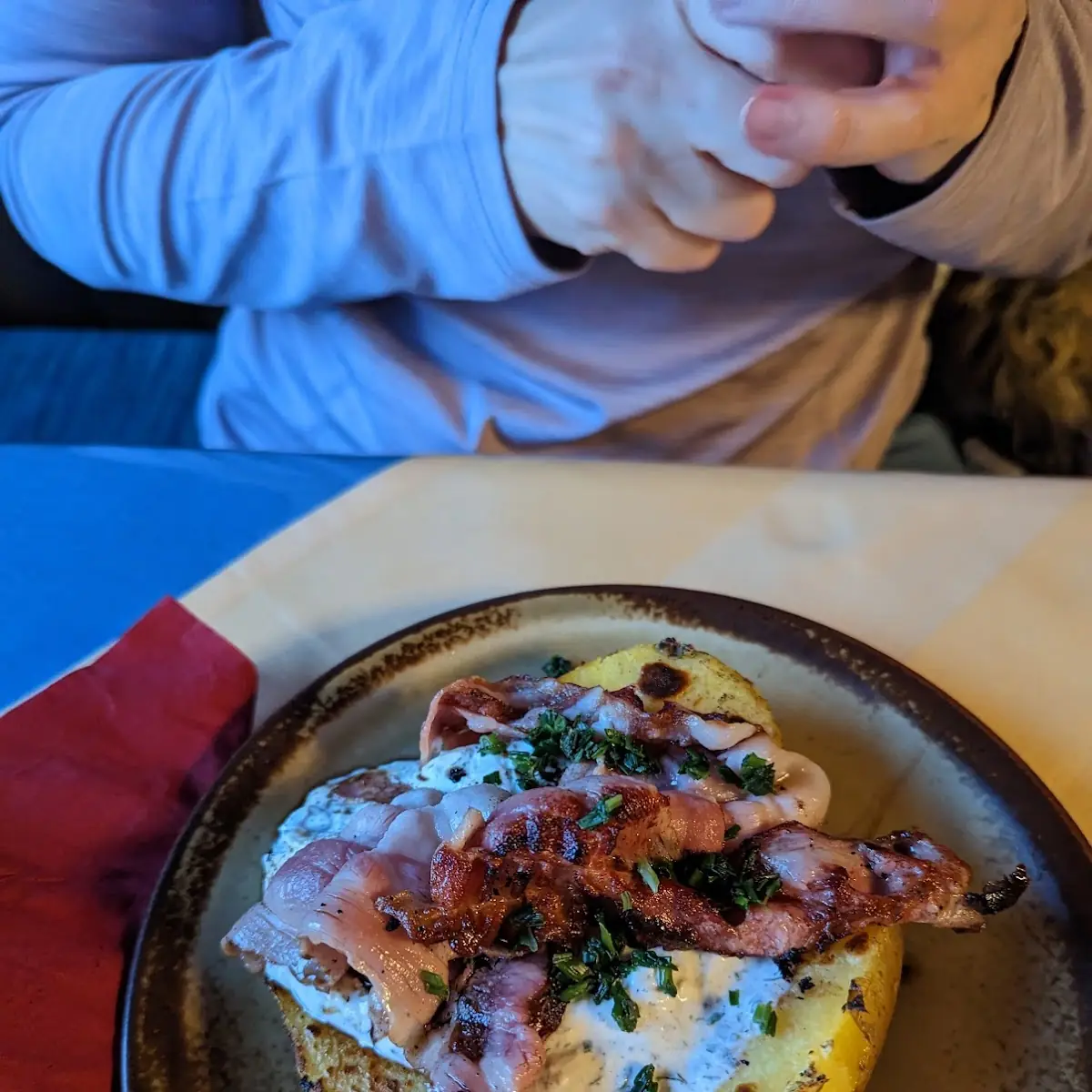 Ofenkartoffel Mit Sauerrahm Und Speck
