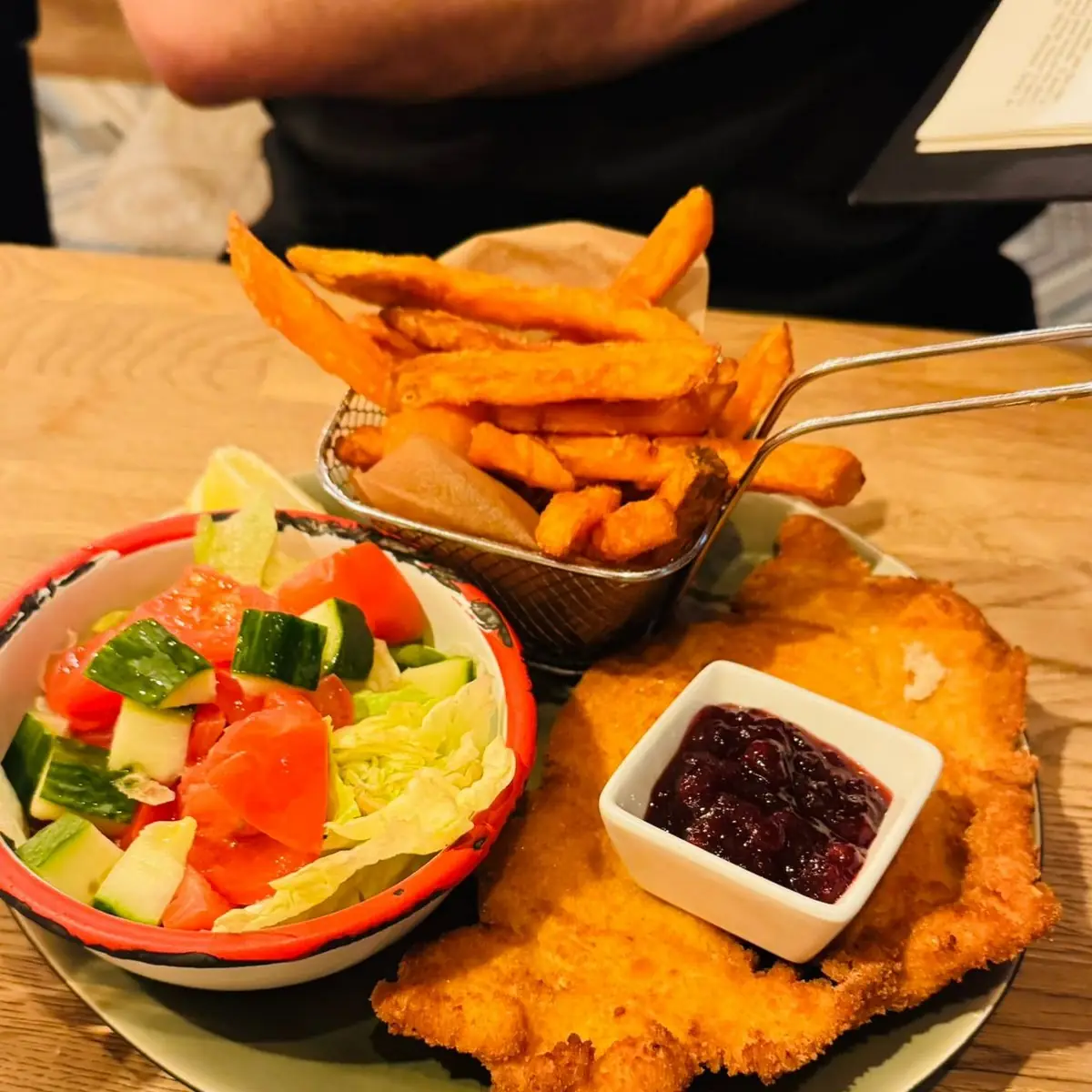 Schnitzel Con Patate Dolci Insalata E Marmellata