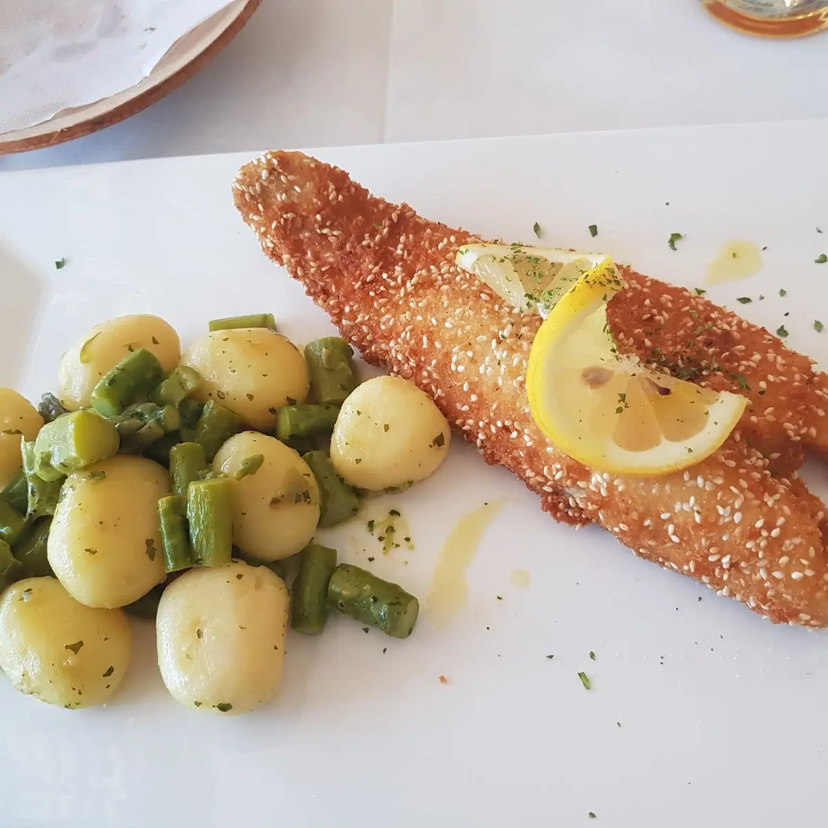 Goldbrasse Gebacken Mit Kartoffeln Und Spargel