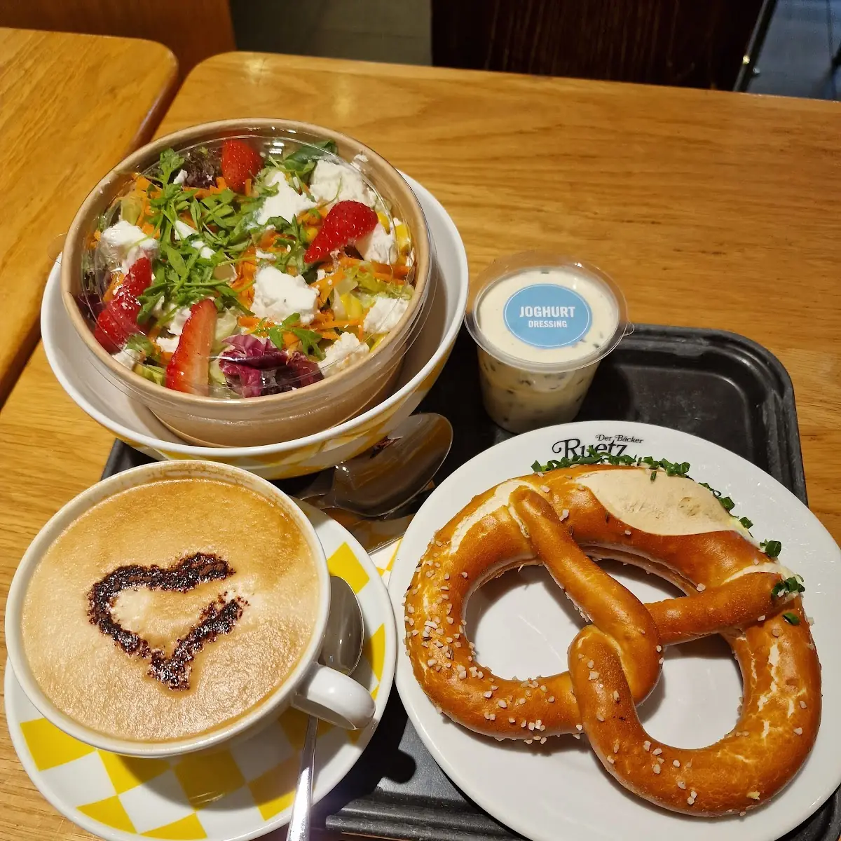 Cappuccino Butterbrezel Saisonsalat Mit Yoghurt Dressing