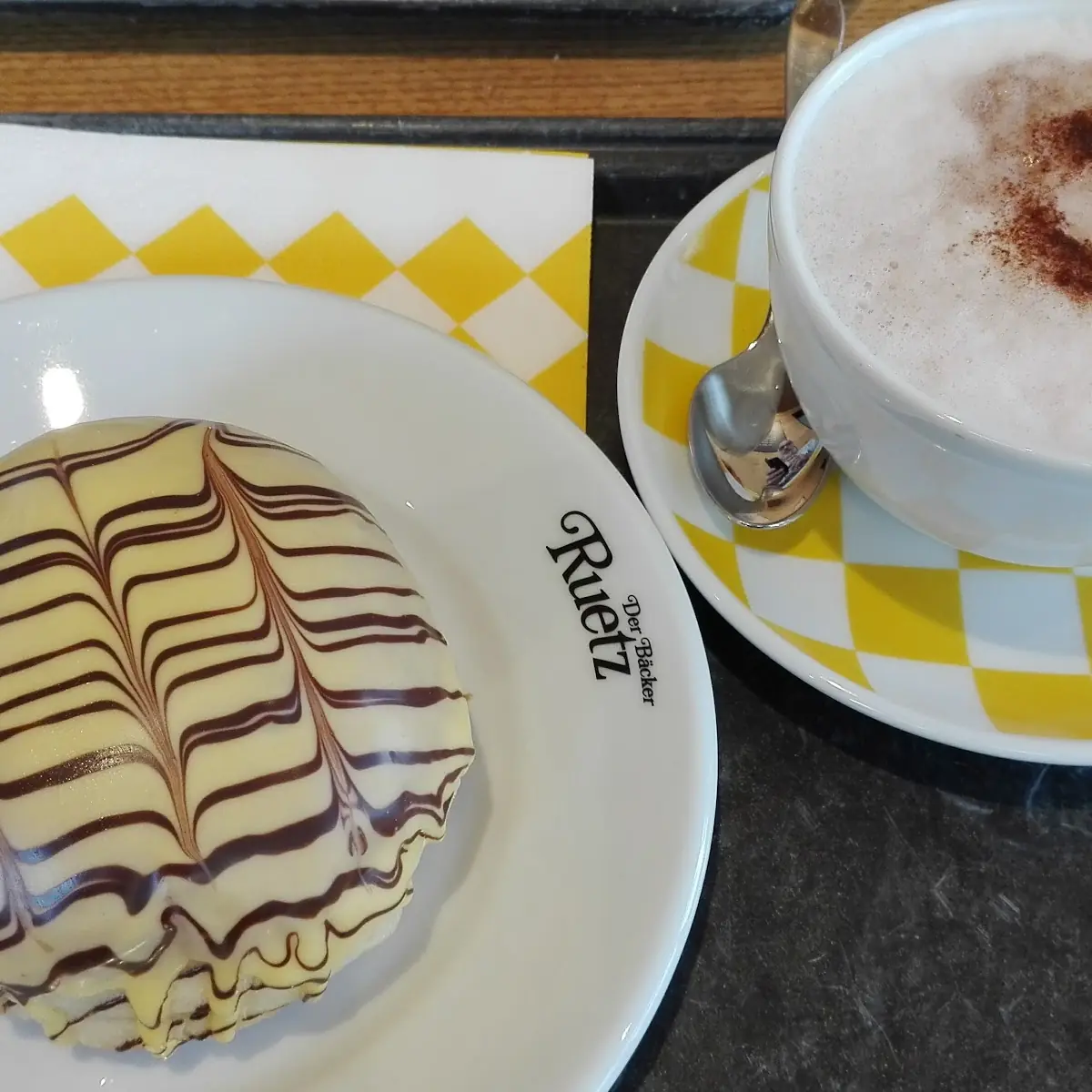 Melange Mit Vanillekrapfen