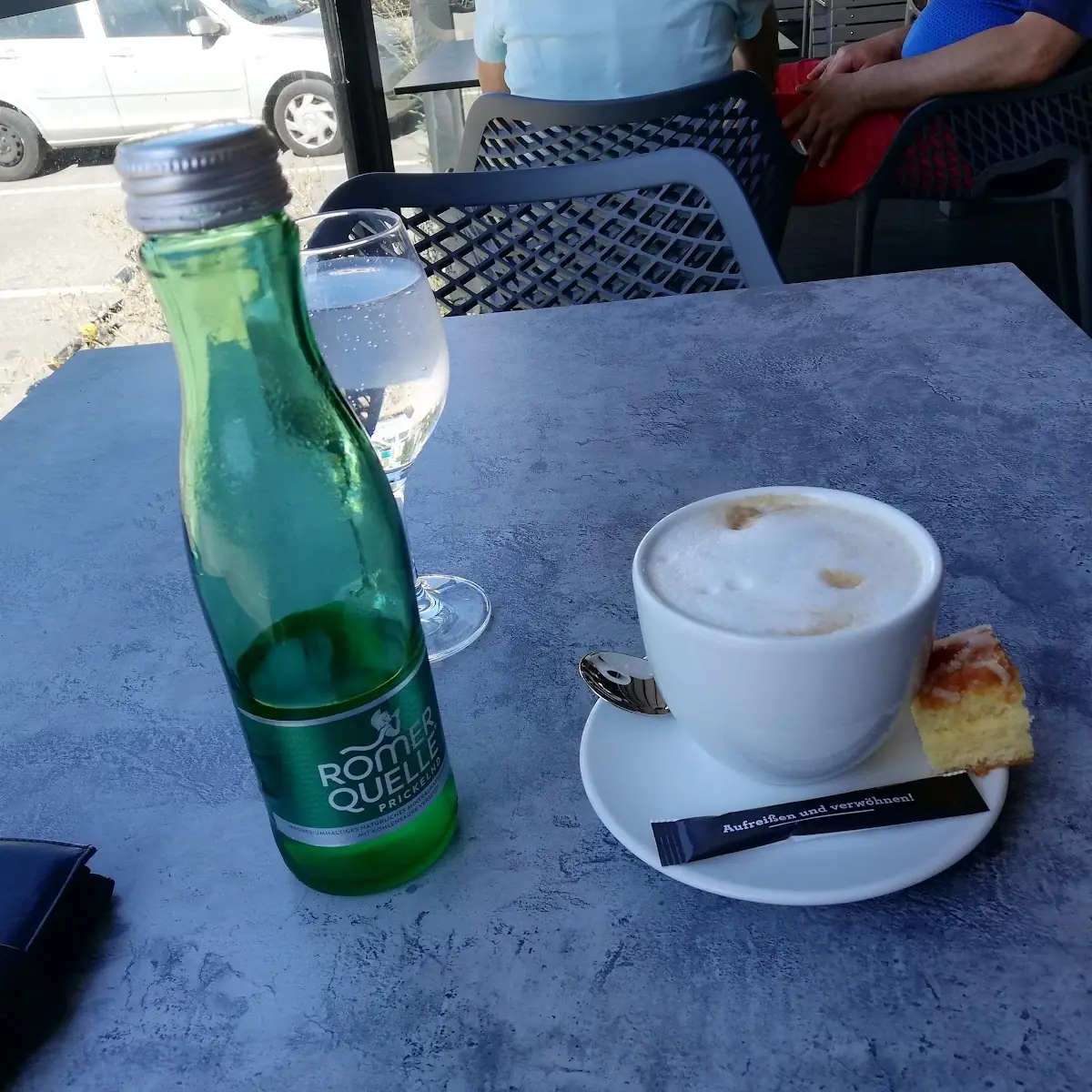 Cappuccino Con Aqua Minerale Frizante
