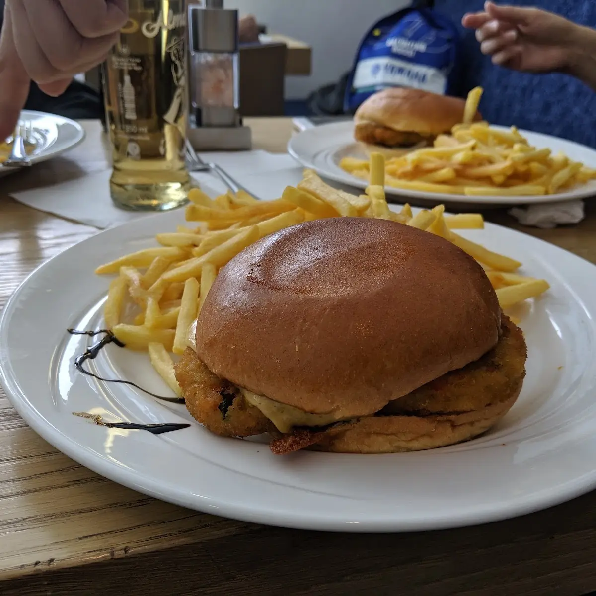 Veggie Burger Cheeseburger Mit Pommes Frites