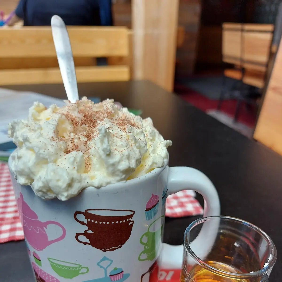 Chocolademelk Met Slagroom En Rum