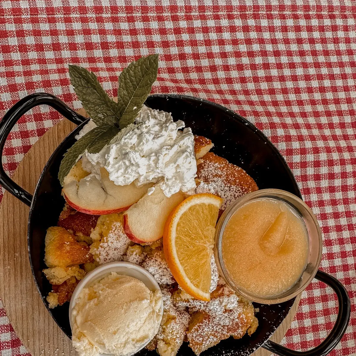 Kaiserschmarren Mit Vanilleeis Und Apfelmus