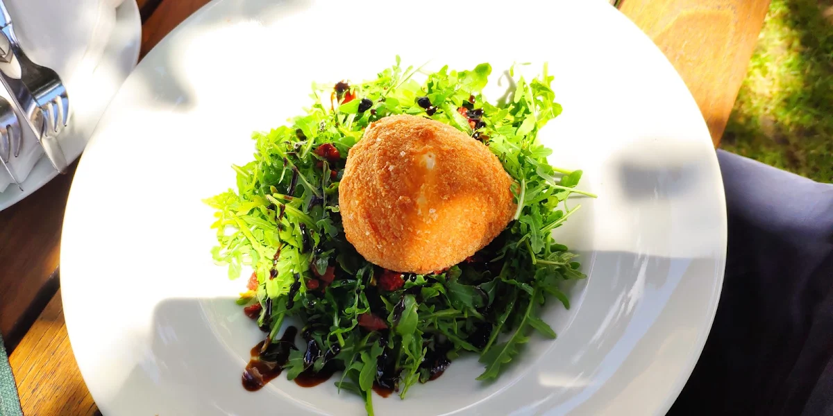 Büffelmozzarella Gebacken Auf Rucola Salat