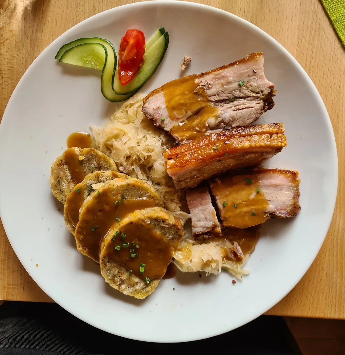 Kümmelbraten Mit Semmelknödel Und Sauerkraut