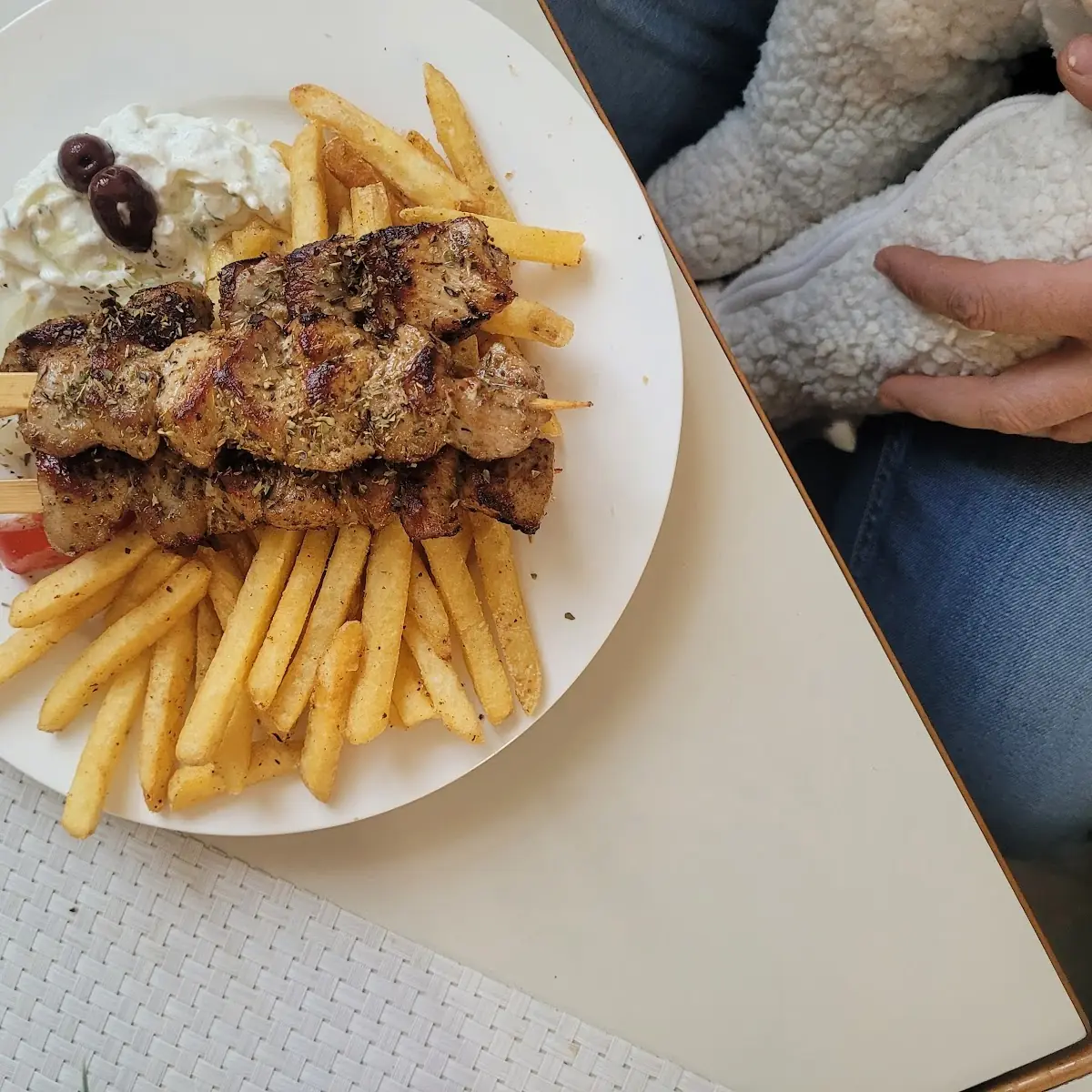 Souvlaki Mit Tzatziki Pommes