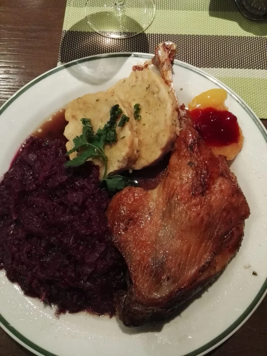 Gansl Mit Rotkraut Und Knödel
