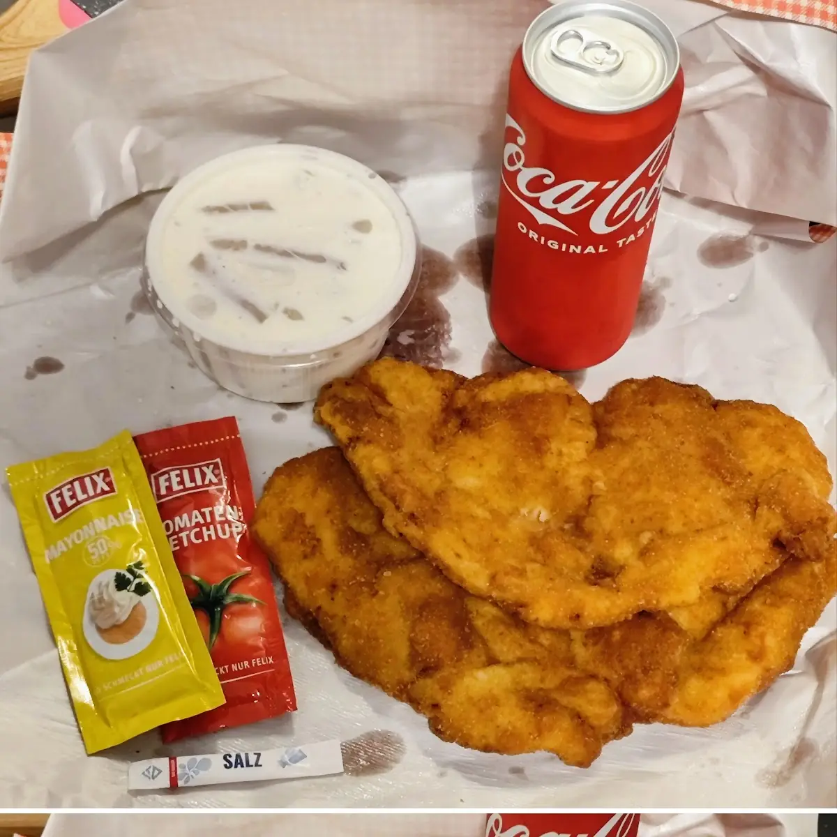 Schnitzel Menü Mit Cola Und Beilage Schwarzwurzelsalat