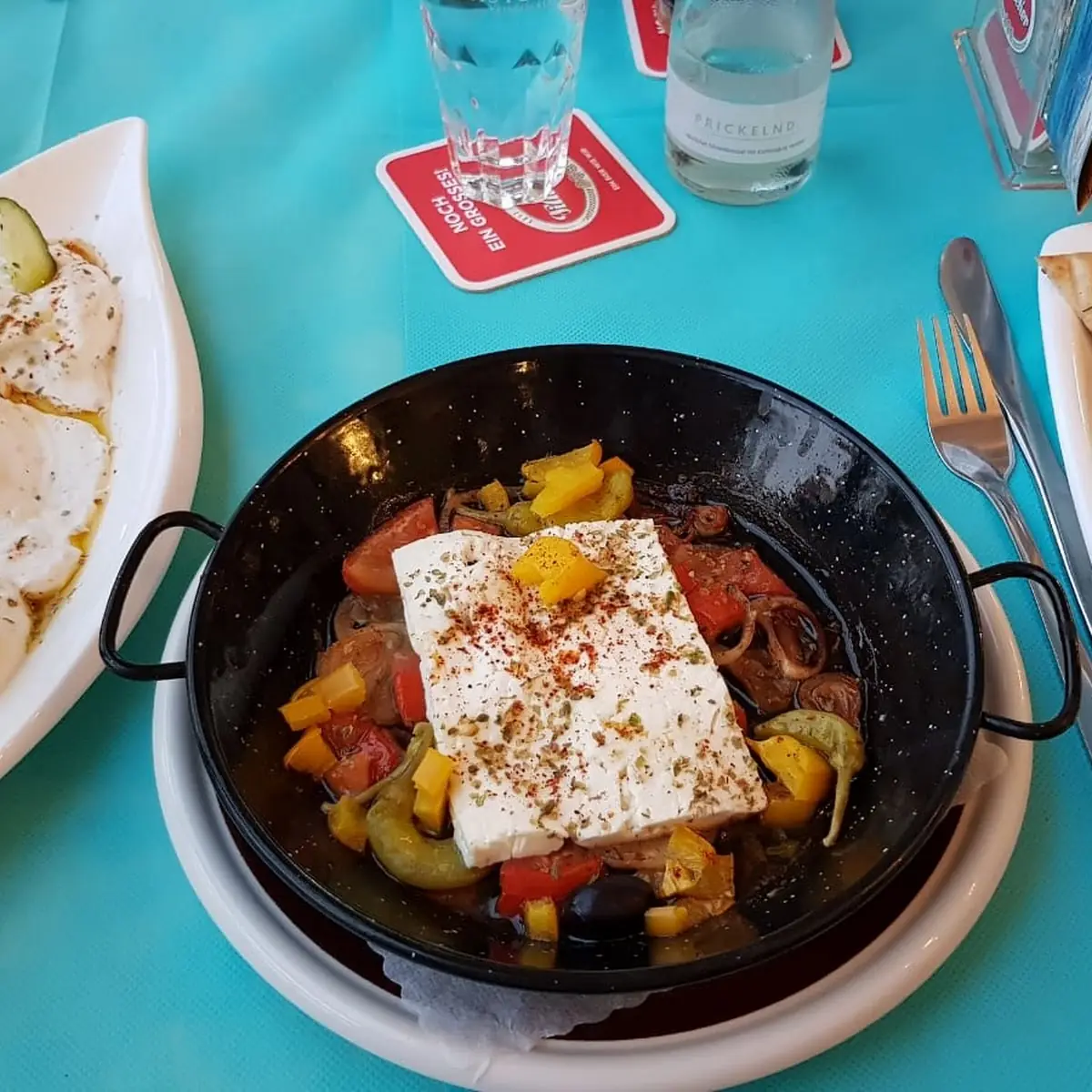 Vorspeisen Überbackener Feta Knoblauchpita Und Zaziki