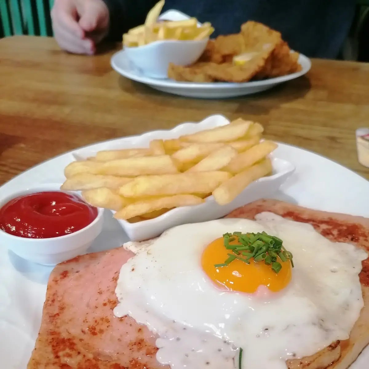 Gegrilltenleberkäse Mit Spiegeleier Und Pommes