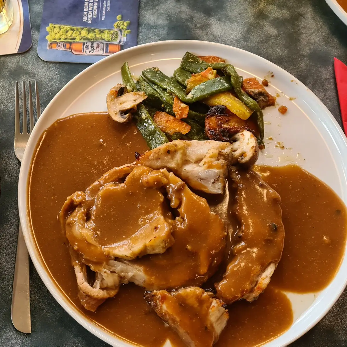 Gefüllte Kalbsbrust Mit Schmorgemüse Uns Salat