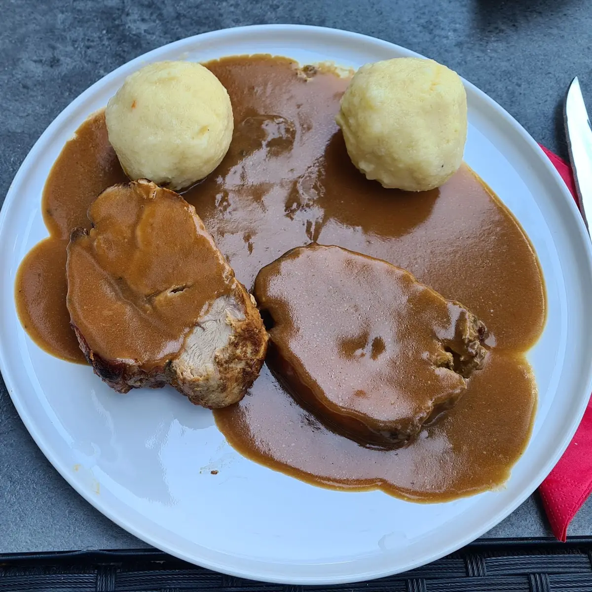 Kümmelbraten Mit Serviettenknödel Und Warmem Krautsalat