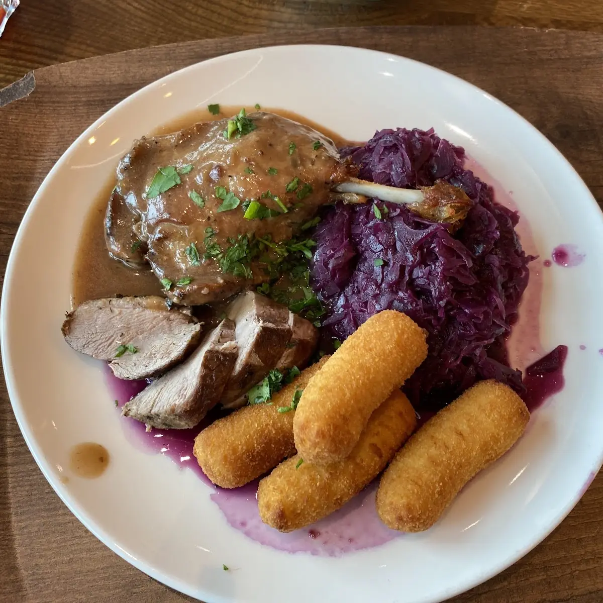 Ente Mit Blaukraut Und Kroketten