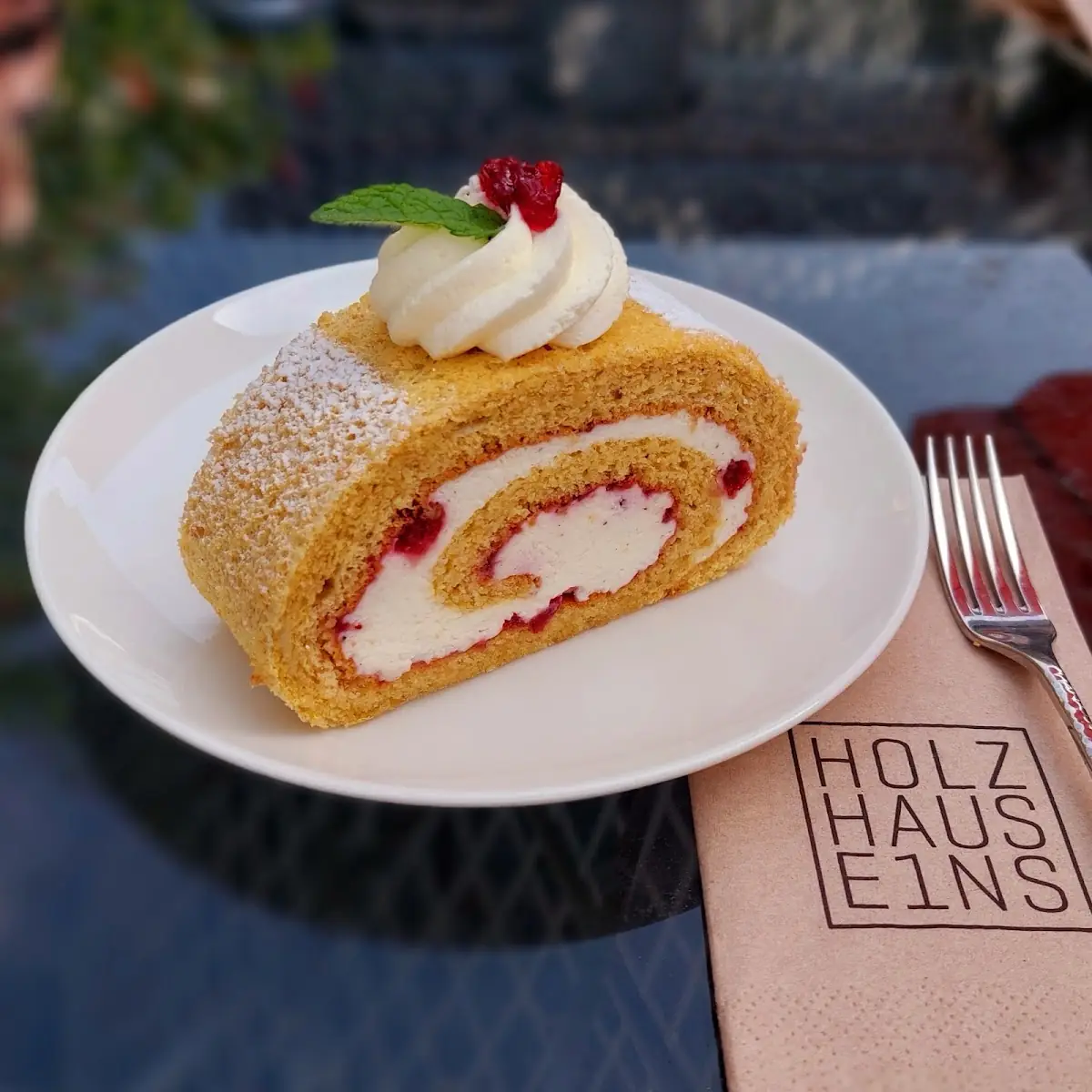 Preiselbeer-biskuitroulade