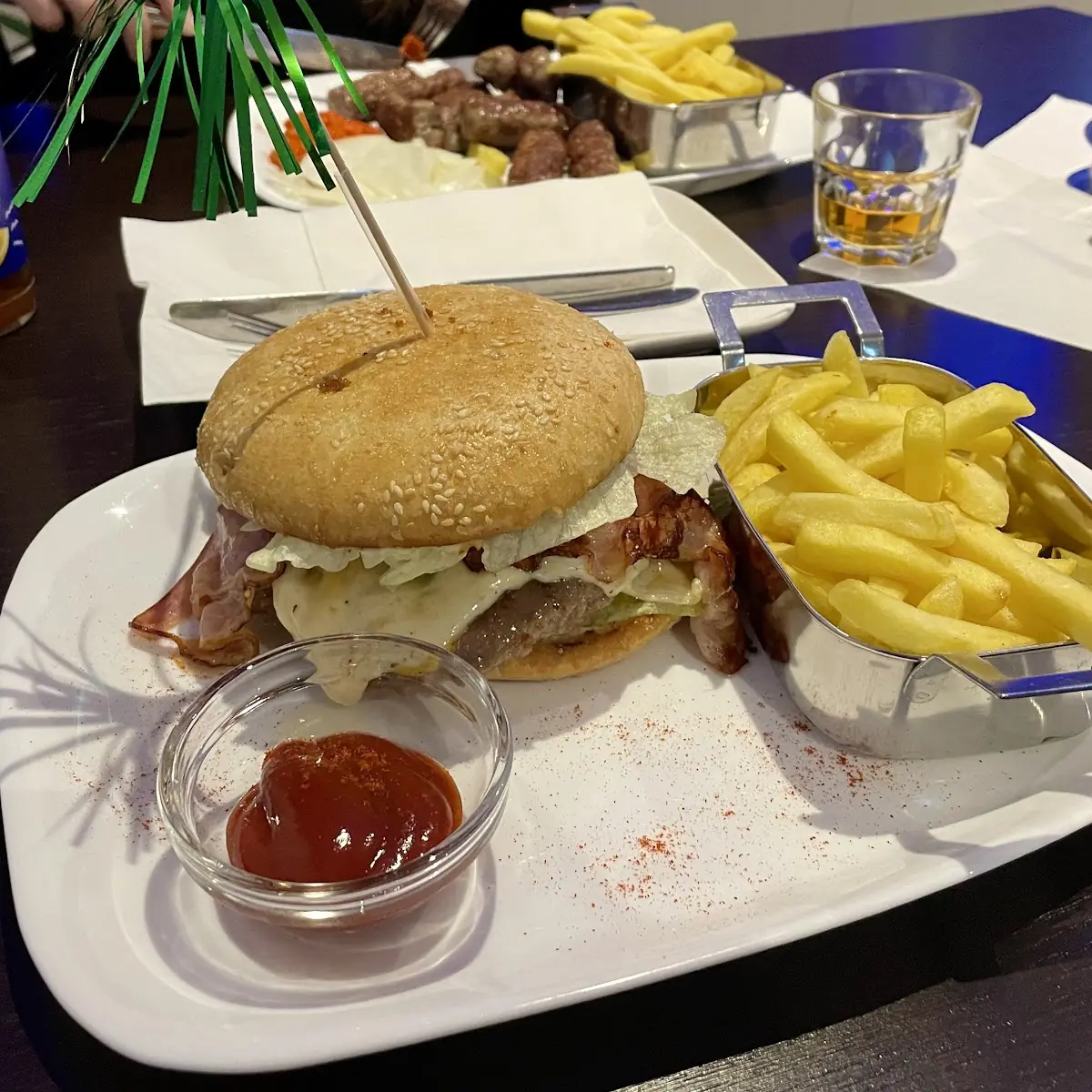 Cheeseburger Mit Pommes