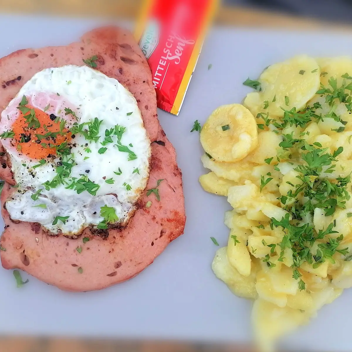 Fleischkäse Mit Spiegelei Und Kartoffelsalat