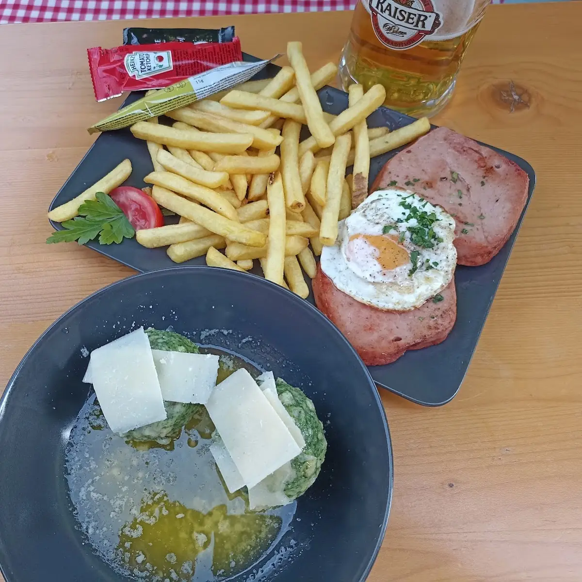 Spinatknödel & Leberkäs