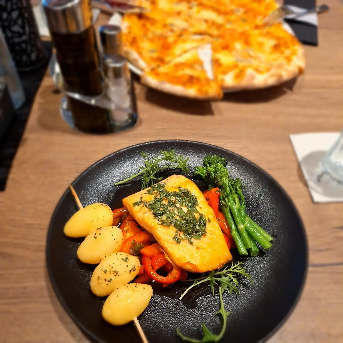 Gegrillter Lachs Auf Süß Sauer Paprika Mit Kartoffeln