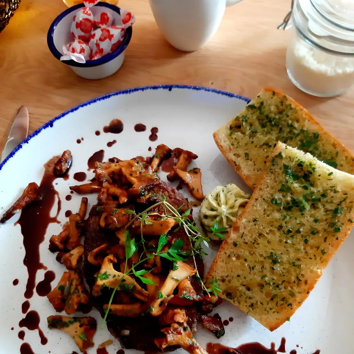 Entrecote Mit Knoblauchbrot