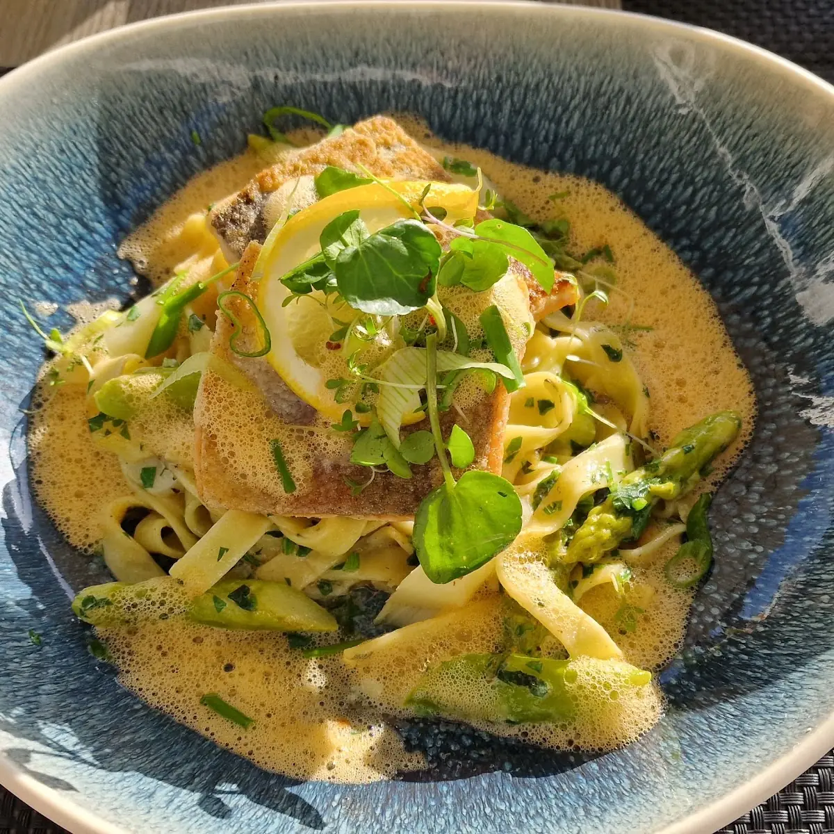 Lachsforelle Mit Tagliolini Spargel Und Kirchtomaten
