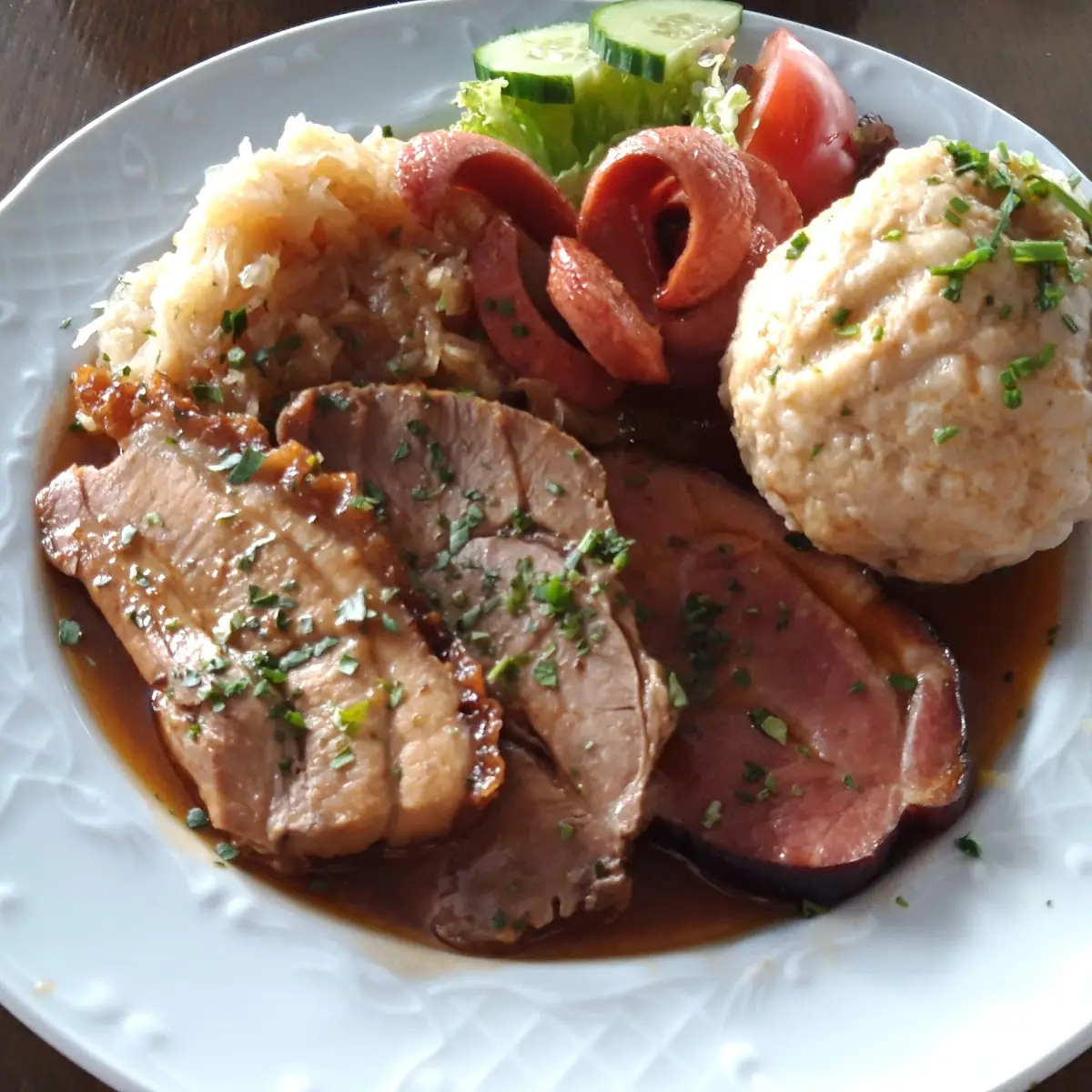 Schweinsbraten Im Saft Mit Semmelknödel Und Sauerkraut