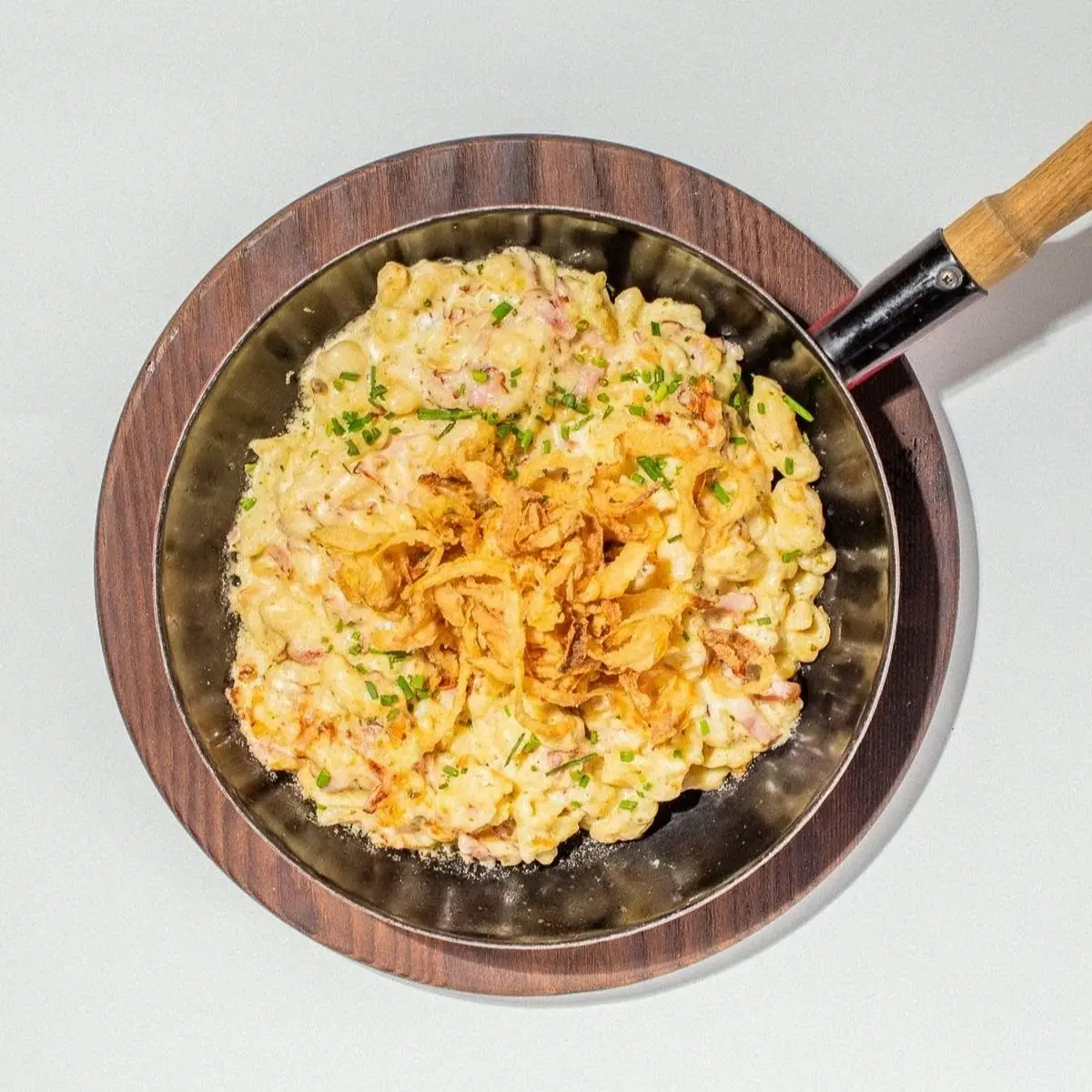 Serviert Auf Einem Hausgemachten Erdäpfel-vogerl Salat