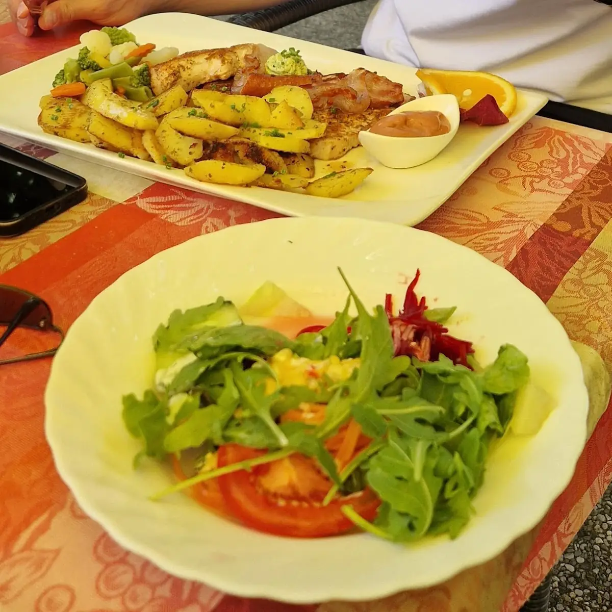 Grillteller Mit Bratkartoffeln Und Salatteller