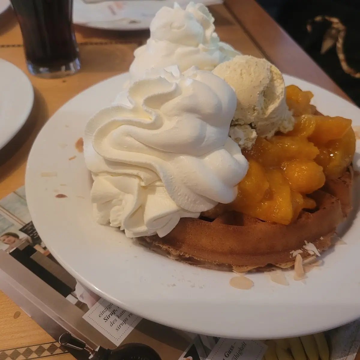 Kanadische Waffel Mit Marillenröster Vanilleeis