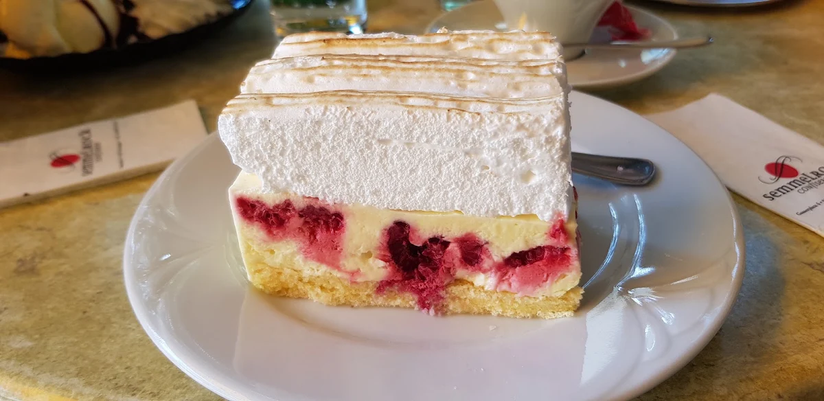 Himbeerenschaumschnitte