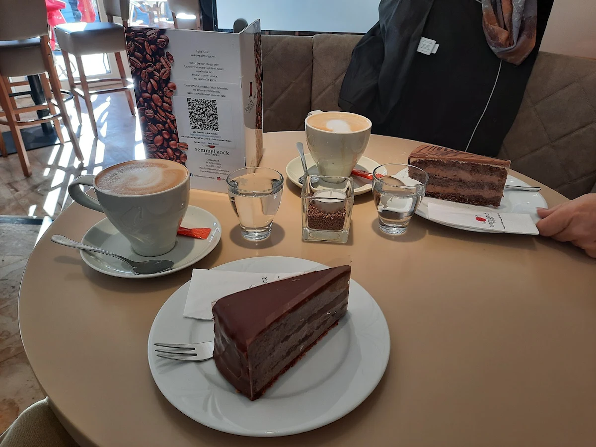 Sachertorte Und Kardinalschnitte