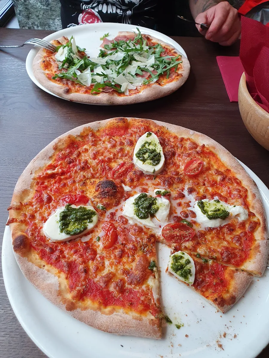 Pizza Tomate Mozzarella Basilikum