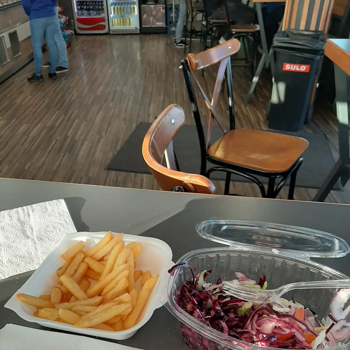 Cartofi Prăjiți Și Salată