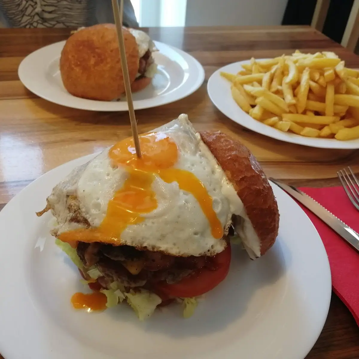Double Burger Mit BBQ Soße Spiegelei Cheddar Käse Und Gebratenen Speck