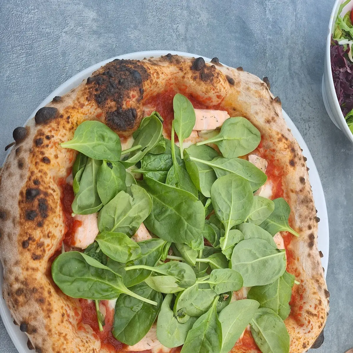 Pizza Mit Rucola Und Parmesan