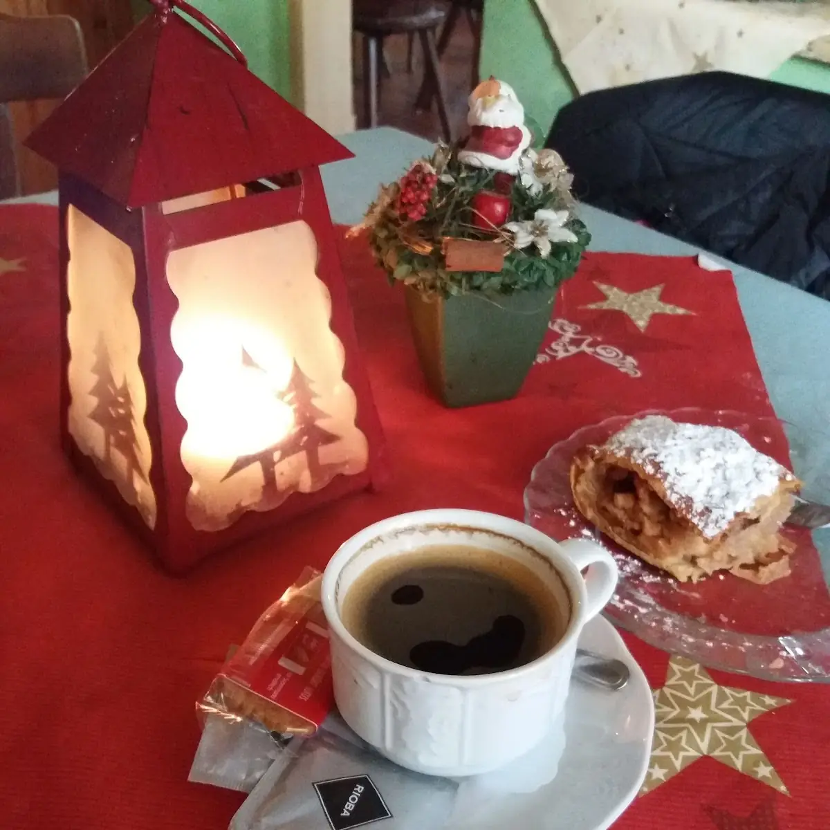 Kaffee U Apfelstrudel