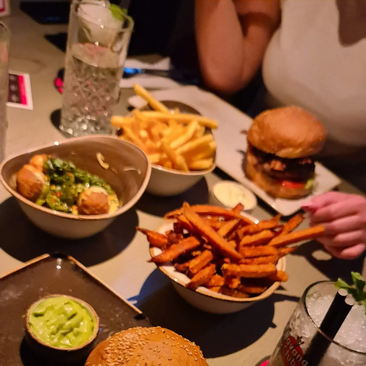 Bbq-adventure Burger Mit Süßkartoffel Pommes