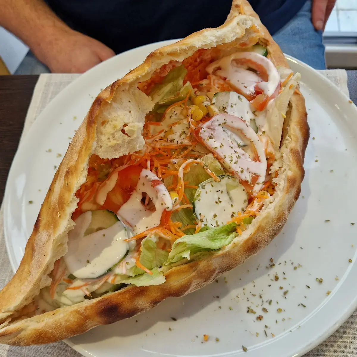 Salatpizza Halb Calzone Mit Salat Und Dressing