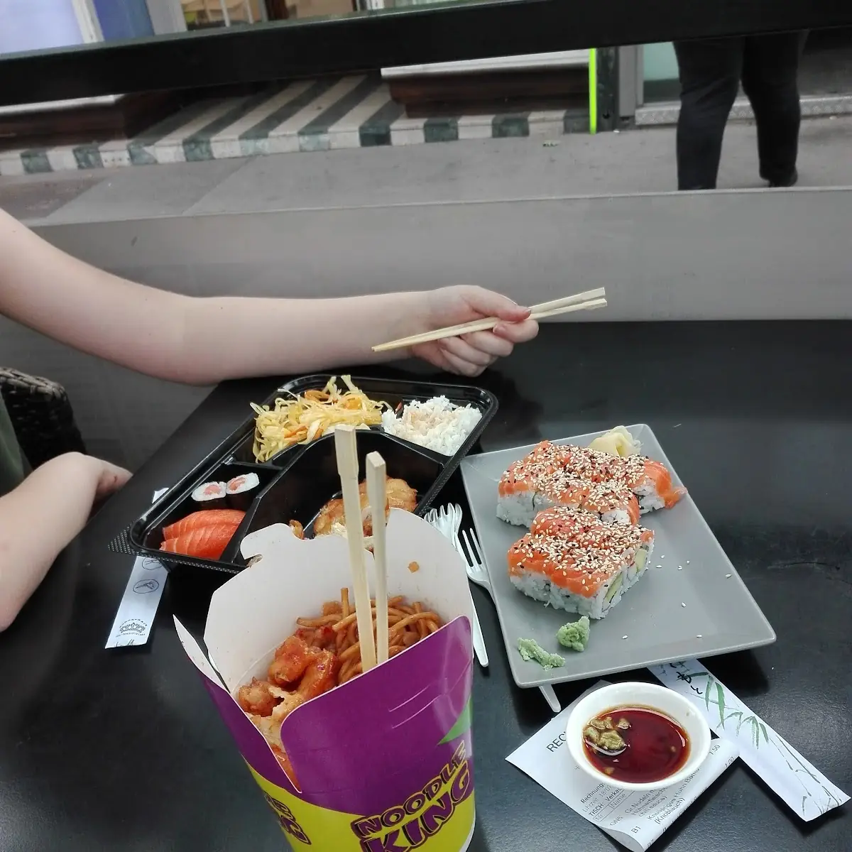 Nudelbox Mit Huhn Bento Box Und California Sake Maki