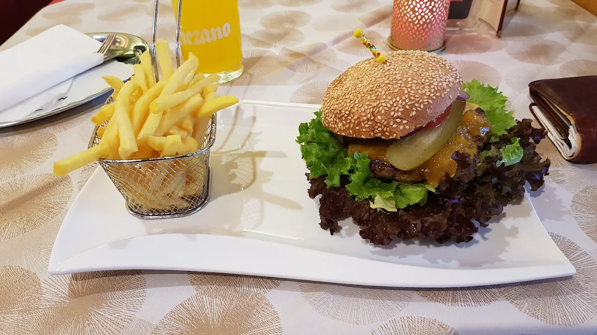 Hamburger Mit Pommes