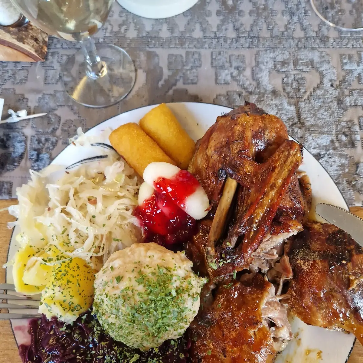 Ente Mit Rotkraut Semmelknödel, Gasthof Zum Dorfwirt - Fam. Willnauer