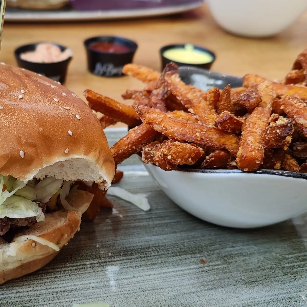Double Burger Mit Süßkartoffelpommes