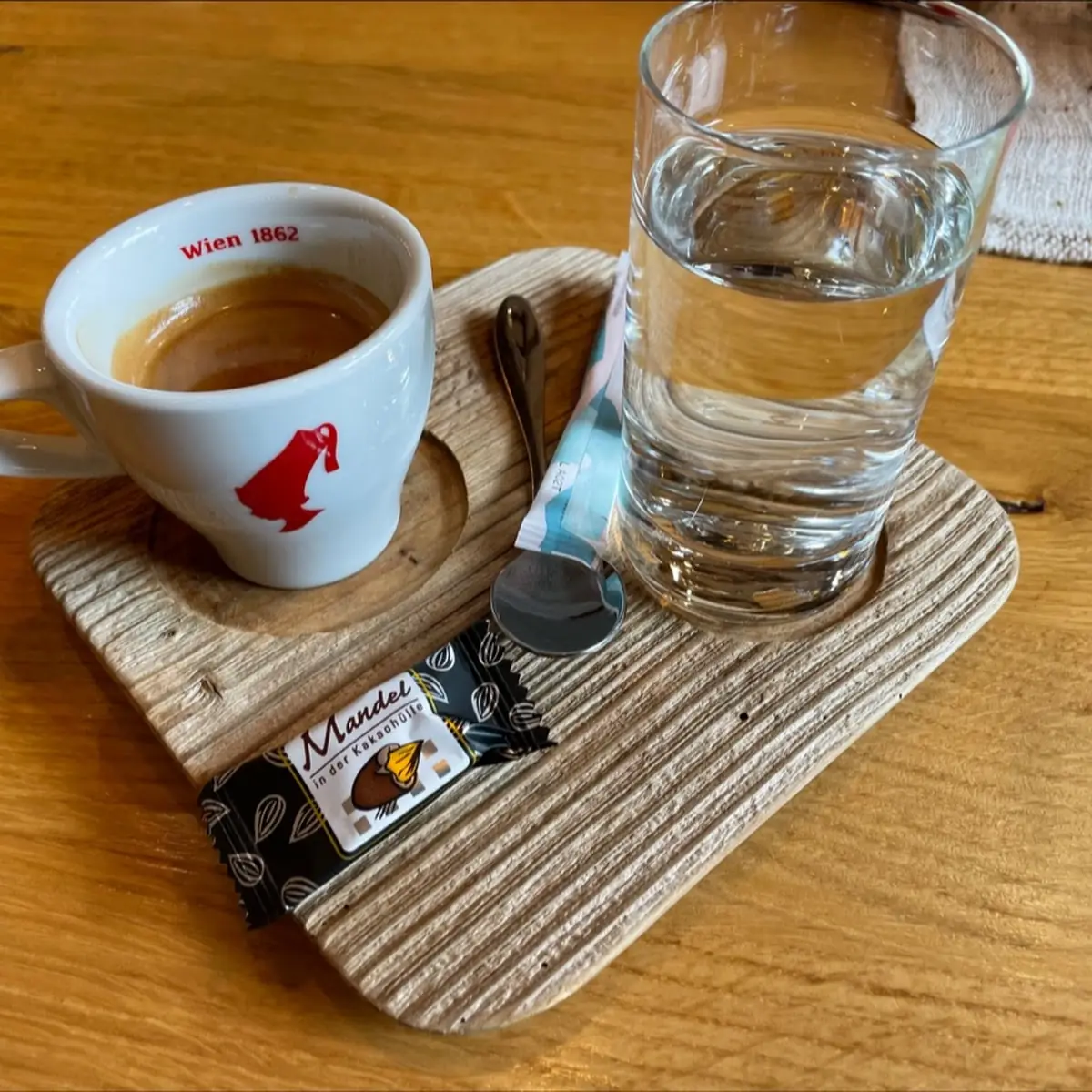 Espresso Kreativ Serviert