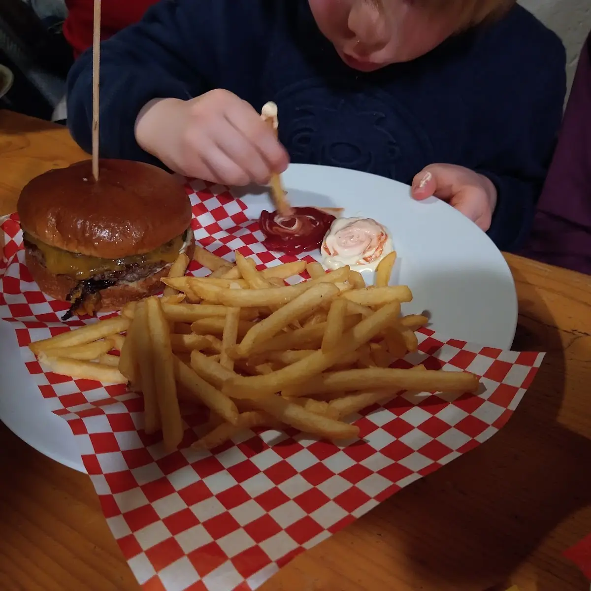Kinder-burger Mit Pommes