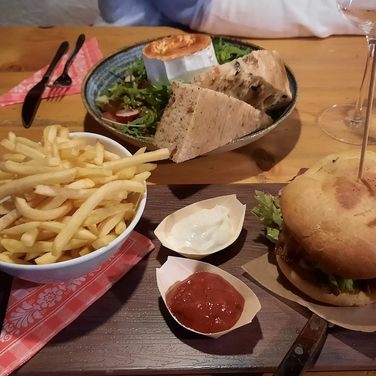 Schialm Burger Mit Ziegenkäse Salat